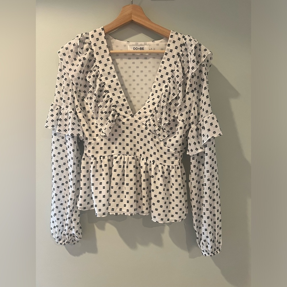 NWOT women’s size Medium DO+BE brand boutique top/blouse.